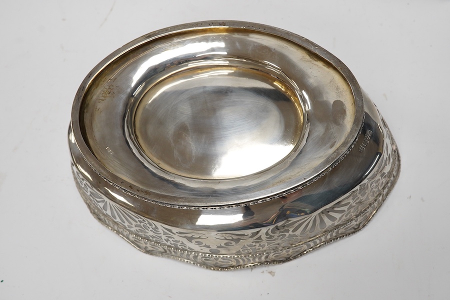 An Edwardian pierced silver oval bowl, Nathan & Hayes, Chester, 1908, 23.6cm, 11.8oz. Condition - poor to fair